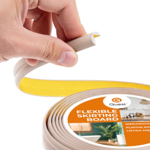Flexible Sockelleiste mit Klebeband in der Hand