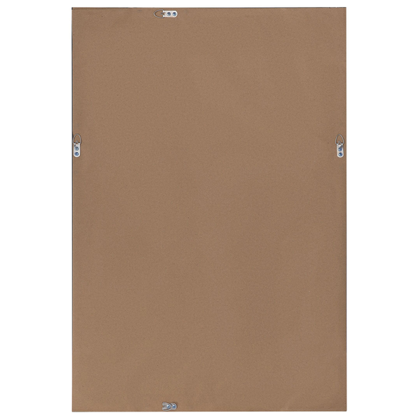 Tischleuchte mit braunem Lampenschirm auf einem Holztisch neben einem Sessel