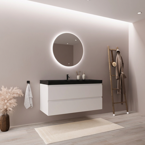 Modernes Badezimmer mit weißem Waschtisch, rundem beleuchtetem Wandspiegel, schwarzem Waschbecken, Holzleiter als Handtuchhalter und Badaccessoires.