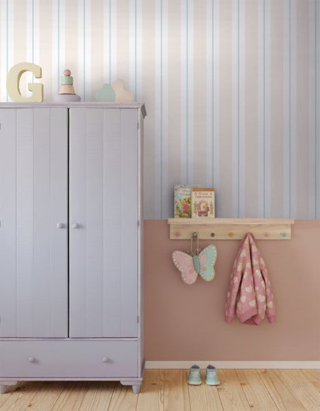 Kinderzimmer mit Kleiderschrank, Holzregal und gestreifter Tapete