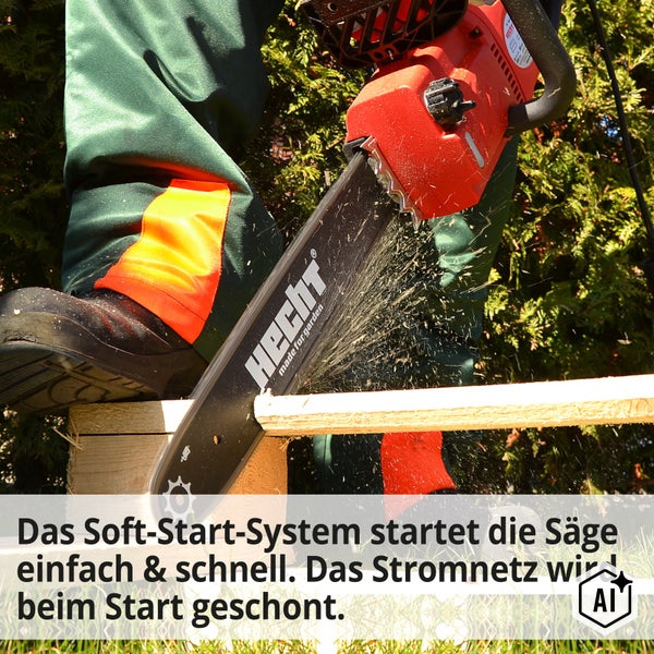 Person bei der Arbeit mit einer Hecht Elektro Kettensäge, die einen Holzstamm sägt.