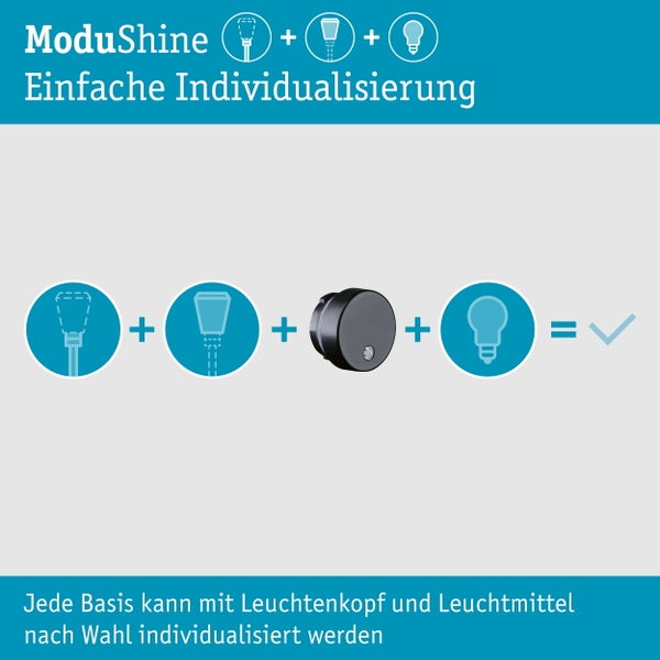 Moderne Gartenterrasse mit Holzterrasse, Sitzgruppe unter einem Sonnenschirm, Pflanzwand aus Naturstein und stimmungsvoller Außenbeleuchtung.