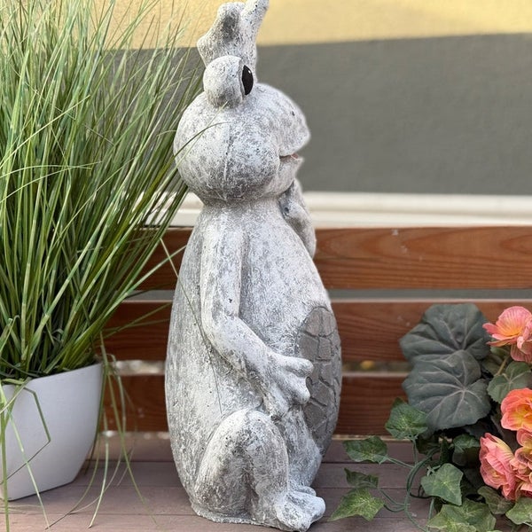 Dekorative Gartenfigur Frosch in grauem Steindesign, stehend, für den Außenbereich.