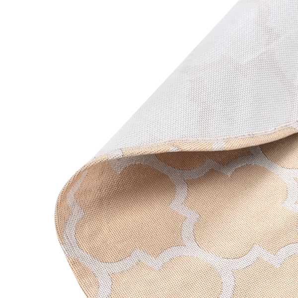 Blechschere schneidet Metallblech entlang einer Markierung in einer Werkstatt.