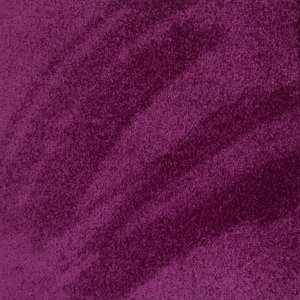 Hochflor-Teppichboden in Lila mit weicher, dichter Textur.