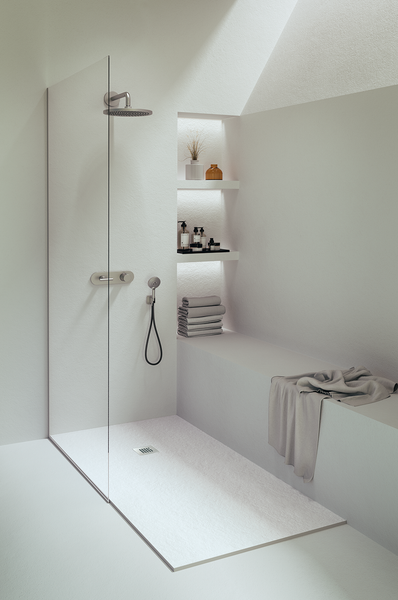 Moderne bodenebene Dusche mit Glaswand Regendusche Unterputzarmatur und integrierter Nische mit Ablageflächen in einem hellen Badezimmer.