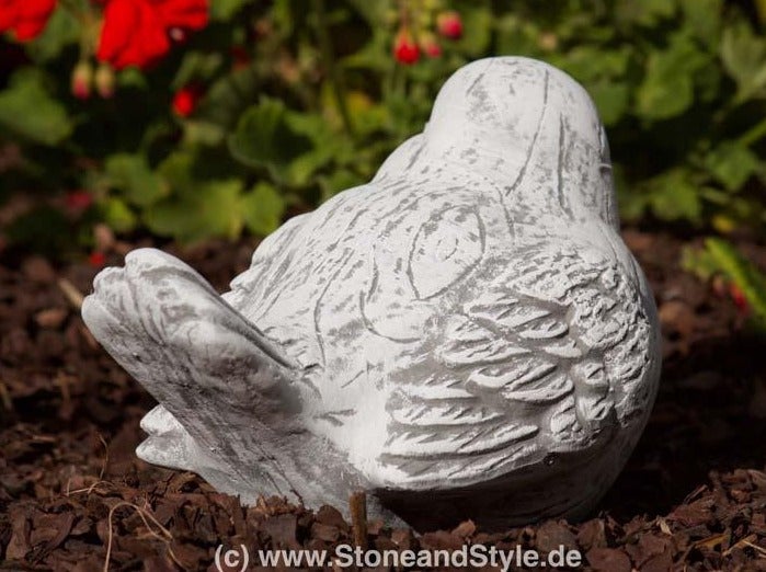 Dekorative Gartenfigur Vogel aus Steinguss in naturnaher Optik als Gartenaccessoire.