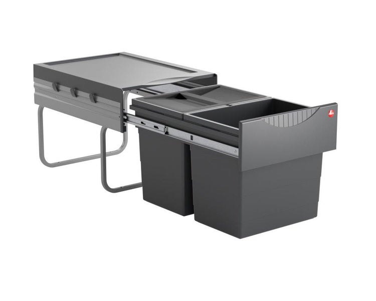 Ausziehbares Abfalltrennsystem für Küchenunterschränke mit zwei Behältern, Schienensystem und Hailo Logo.