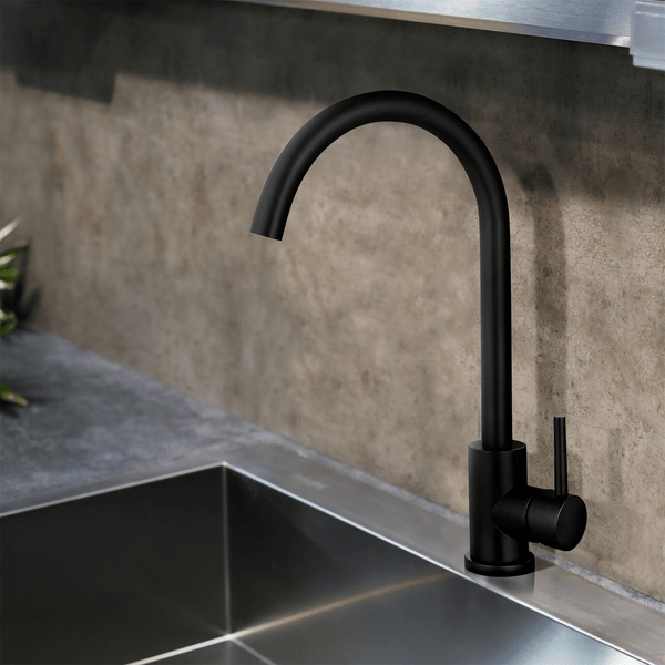 Moderne Spültischarmatur mit hohem Auslauf für die Küche in minimalistischem Design.
