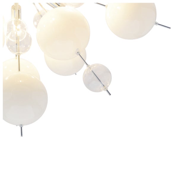 Deckenleuchte mit Kugeln in einem hellen Wohnzimmer