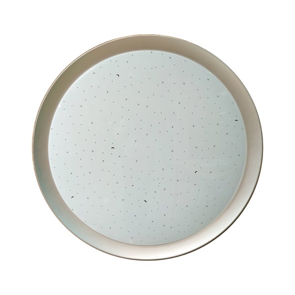 Schlafzimmer mit Bett, Nachttisch, Sessel und Dekor