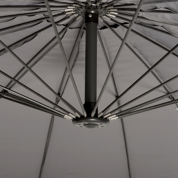 Detailansicht des inneren Metallgestells und der Streben eines grauen Sonnenschirms.