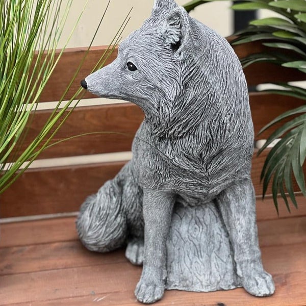 Gartenfigur in Fuchsform aus Steinoptik für die Dekoration im Außenbereich