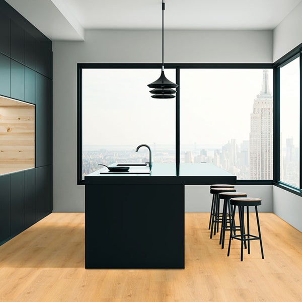 Heller Raum mit Küchenzeile, Kücheninsel, Barhockern und Holzboden