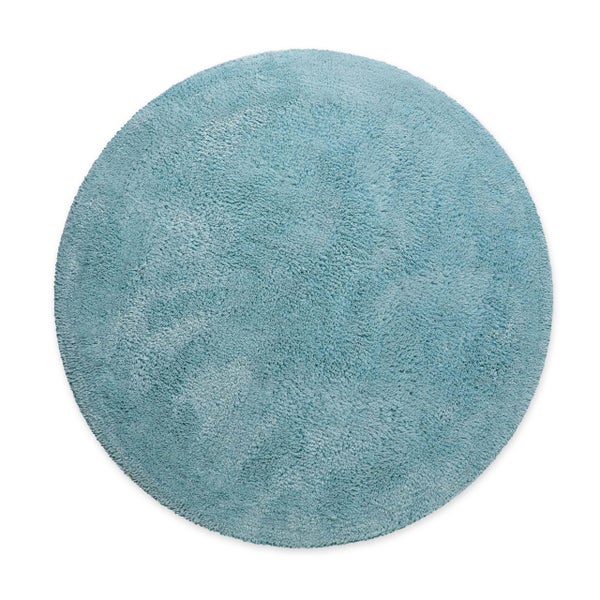 Runder, hellblauer Badteppich mit weichem Flor.