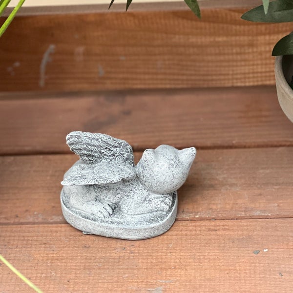 Dekorative Gartenfigur Katze mit Flügeln aus Stein