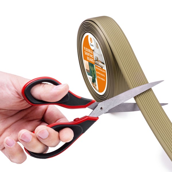 Eine flexible Sockelleiste wird mit einer Schere zugeschnitten.