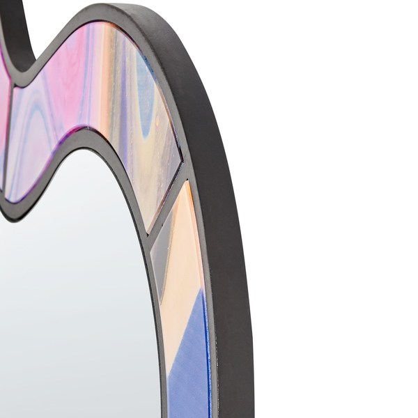 Detailansicht eines Spiegels mit Mosaikrahmen