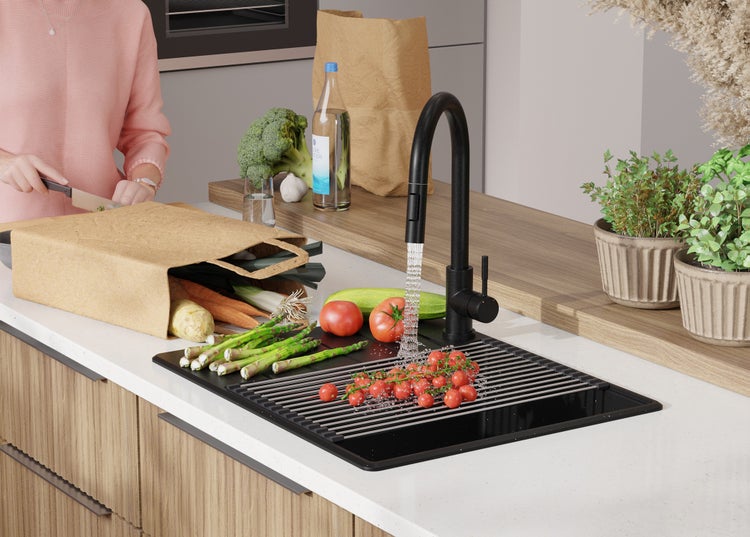 Küche mit Spüle, Armatur und frischem Gemüse zum Kochen