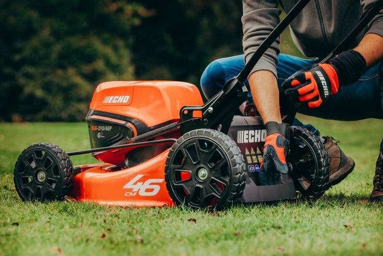 Ein Mann bedient einen Rasenmäher der Marke Echo mit einer Schnittbreite von 46 cm auf einer Rasenfläche.