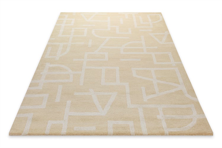 Hochflor-Teppich mit geometrischem Muster aus weißen Linien auf beigefarbenem Grund.
