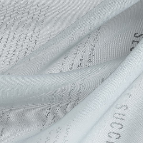 Nahaufnahme von Stoff mit aufgedrucktem Text