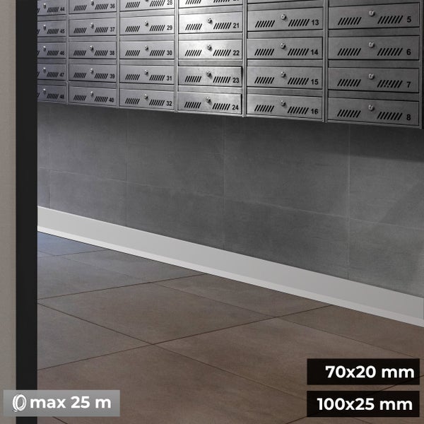 Weiße Sockelleiste als Wandabschluss in einem Flur mit Briefkastenanlage, Fliesenboden und Fliesenwand.