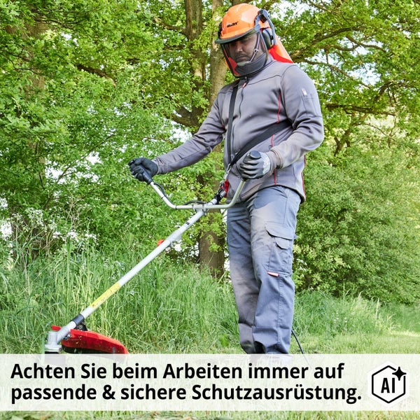 Eine Person trägt persönliche Schutzausrüstung wie einen Helm mit Gesichtsschutz bei der Arbeit mit einem Freischneider auf einer Grünfläche.