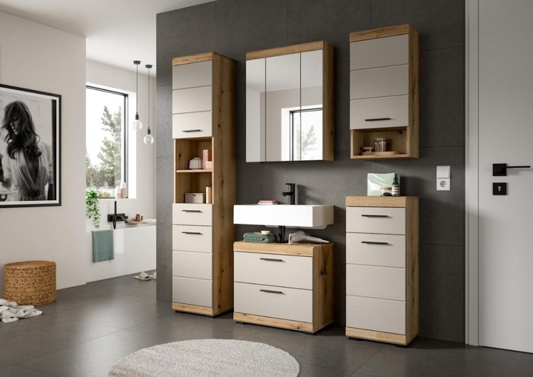 Badezimmer mit Waschtisch, Spiegelschrank, Hochschrank und Kommode in hellem Holzdekor