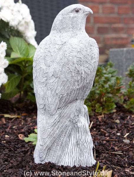 Steinfigur Falke aus Steinguss zur Gartendekoration