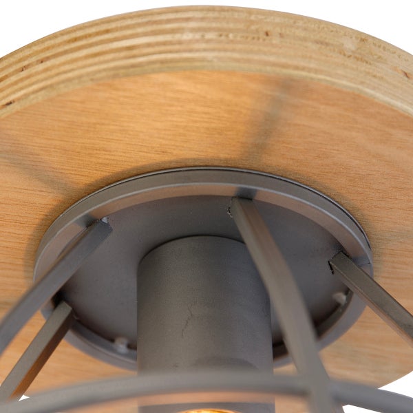 Detailansicht einer Deckenleuchte mit Holzelementen und Metallstruktur