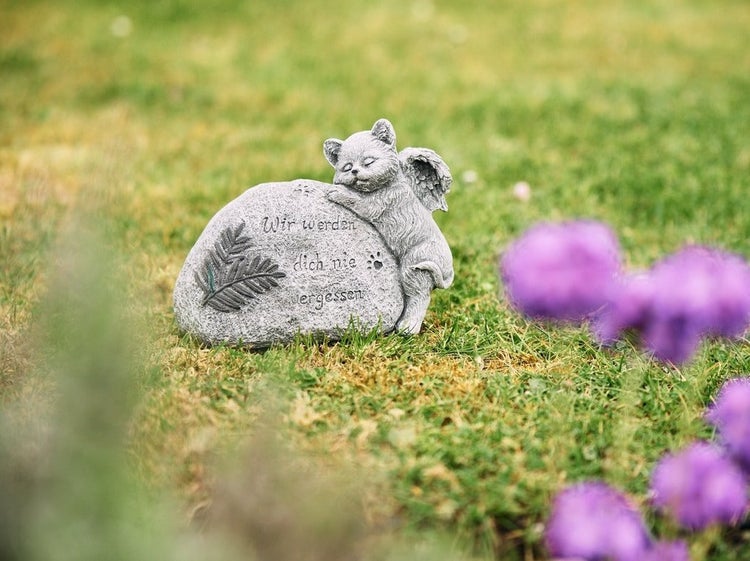 Grabschmuck für Haustiere als Stein mit schlafendem Engel-Kätzchen und Inschrift Wir werden dich nie vergessen zur Dekoration im Garten