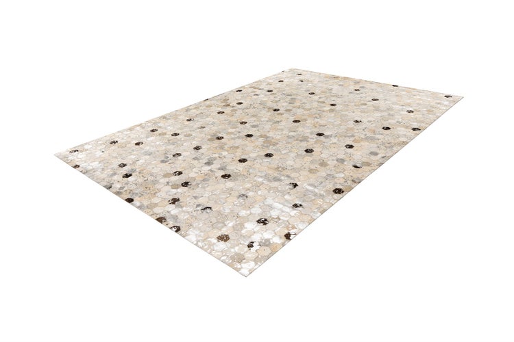 Rechteckiger Teppich mit hexagonalem Wabenmuster in verschiedenen Naturtönen.