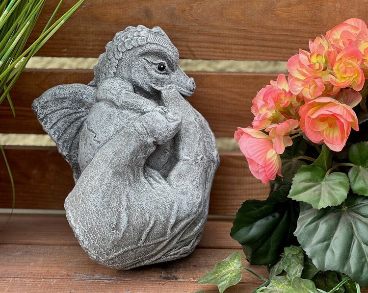 Gartenfigur kleiner Drache im Ei aus Steinguss, dekorative Drachenfigur für den Garten.