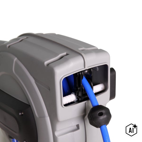 Automatische Schlauchbox mit aufgewickeltem Schlauch und Führungselement