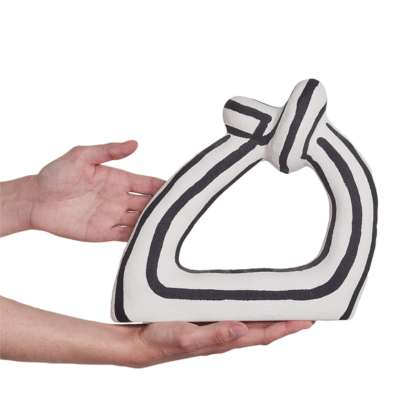 Dekorative Skulptur mit Streifenmuster in Händen