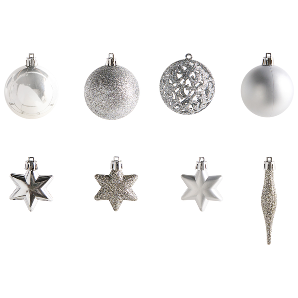 Verschiedene silberfarbene Christbaumkugeln und Sterne