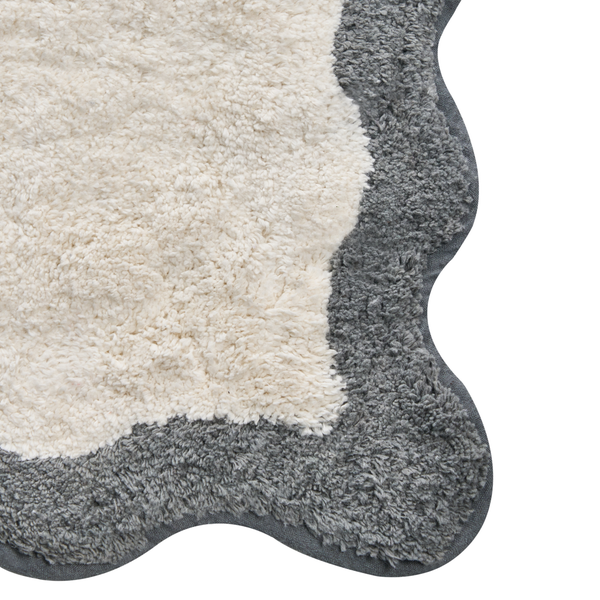 Detailansicht eines Badteppichs mit zweifarbiger Gestaltung