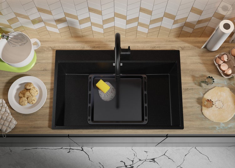 Küchenszene mit Spüle, Armatur und Küchenutensilien auf einer Arbeitsplatte