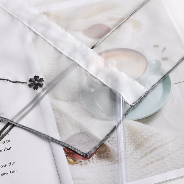 Dekoschals mit Kaffeetasse und Blumenmuster auf dem Tisch