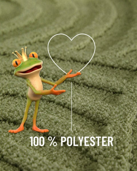 Symbol für einhundert Prozent Polyester auf einer Teppichoberfläche präsentiert von einem Frosch mit Krone.