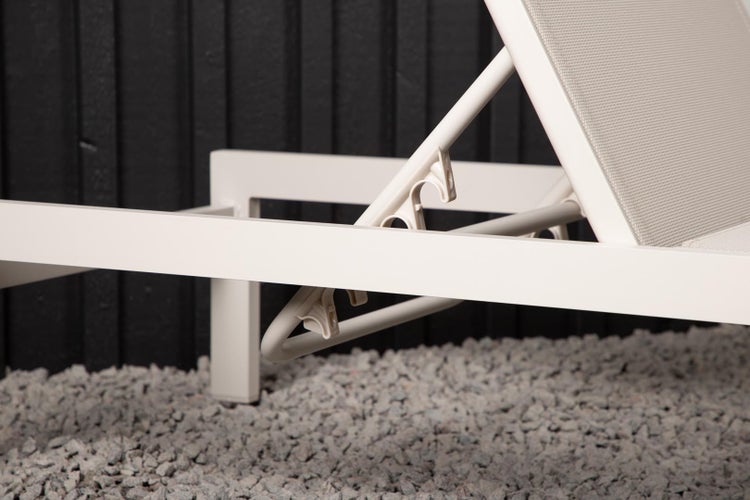 Detail einer Gartenliege mit verstellbarer Rückenlehne