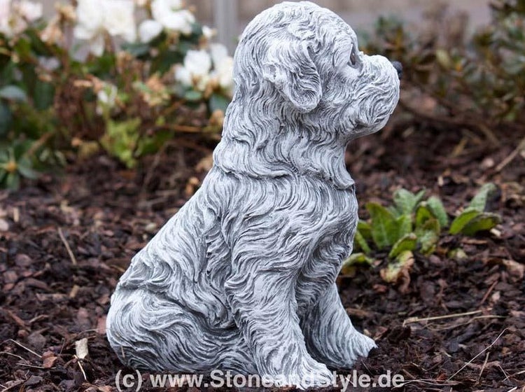 Dekorative Gartenfigur eines sitzenden Hundes aus witterungsbeständigem Steinguss für die Gartengestaltung