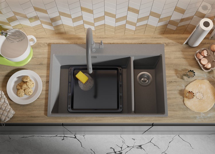 Küchenszene mit Spüle, Backblech, gelbem Schwamm, Teig, Ausstechern und Kochutensilien