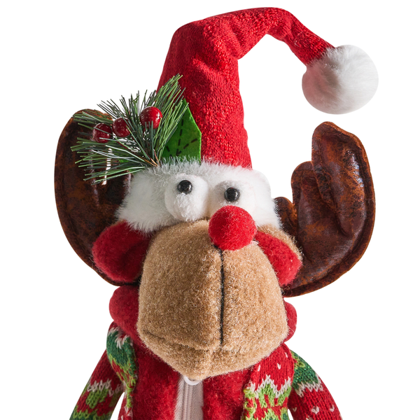 Dekorative Elchfigur mit roter Mütze, Geweih und Weihnachtspullover