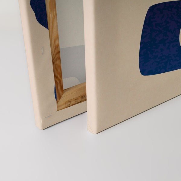 Detailansicht einer Leinwand mit abstrakten Formen und Holzrahmen