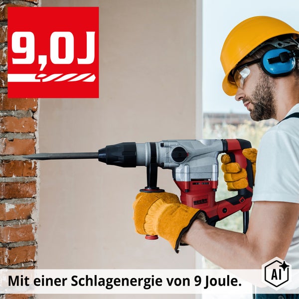 Handwerker mit Schutzausrüstung verwendet Bohrhammer von Hecht mit einer Schlagenergie von 9 Joule bei Abbrucharbeiten an einer Ziegelwand.