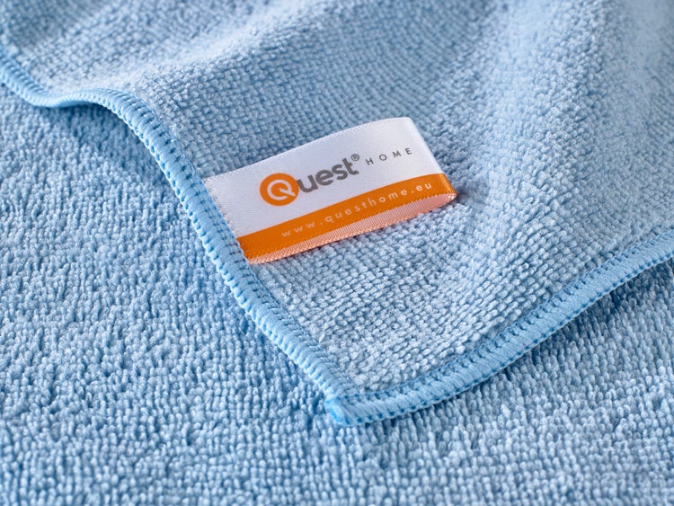 Blaues Mikrofasertuch mit Quest Home Logo