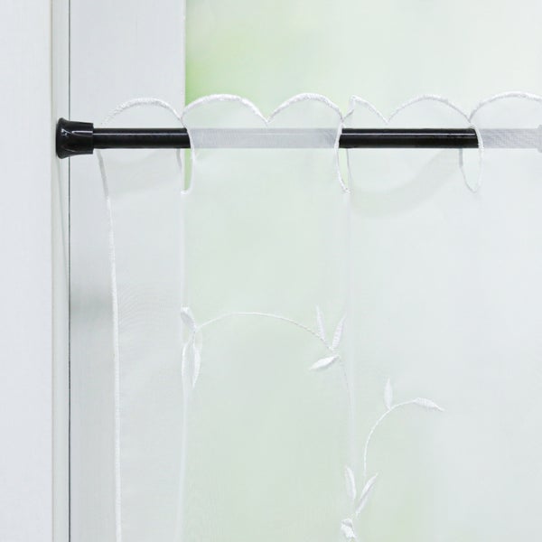 Gardinenstange mit transparenter Scheibengardine mit floralen Stickereien