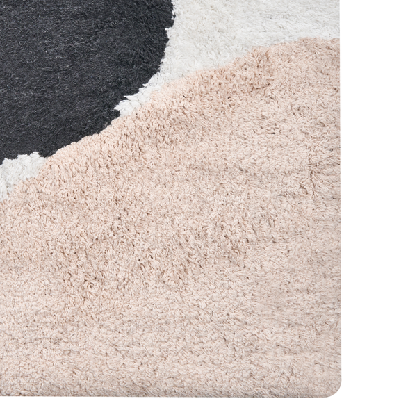 Detailansicht eines mehrfarbigen Teppichs mit hohem Flor